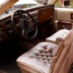 Które gadżety i akcesoria do Bentleya są warte zakupu a co jest tylko marketingiem Luksusowe wnętrze klasycznego samochodu z jasną skórą i drewnianą deską