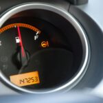 Mitsubishi z przebiegiem powyżej 300 tys km czy warto się bać i które silniki spokojnie znoszą tak duże dystanse Zbliżenie licznika przebiegu auta pokazującego 147253 mil