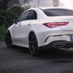 Biały Mercedes GLA 220 zaparkowany na pustej drodze