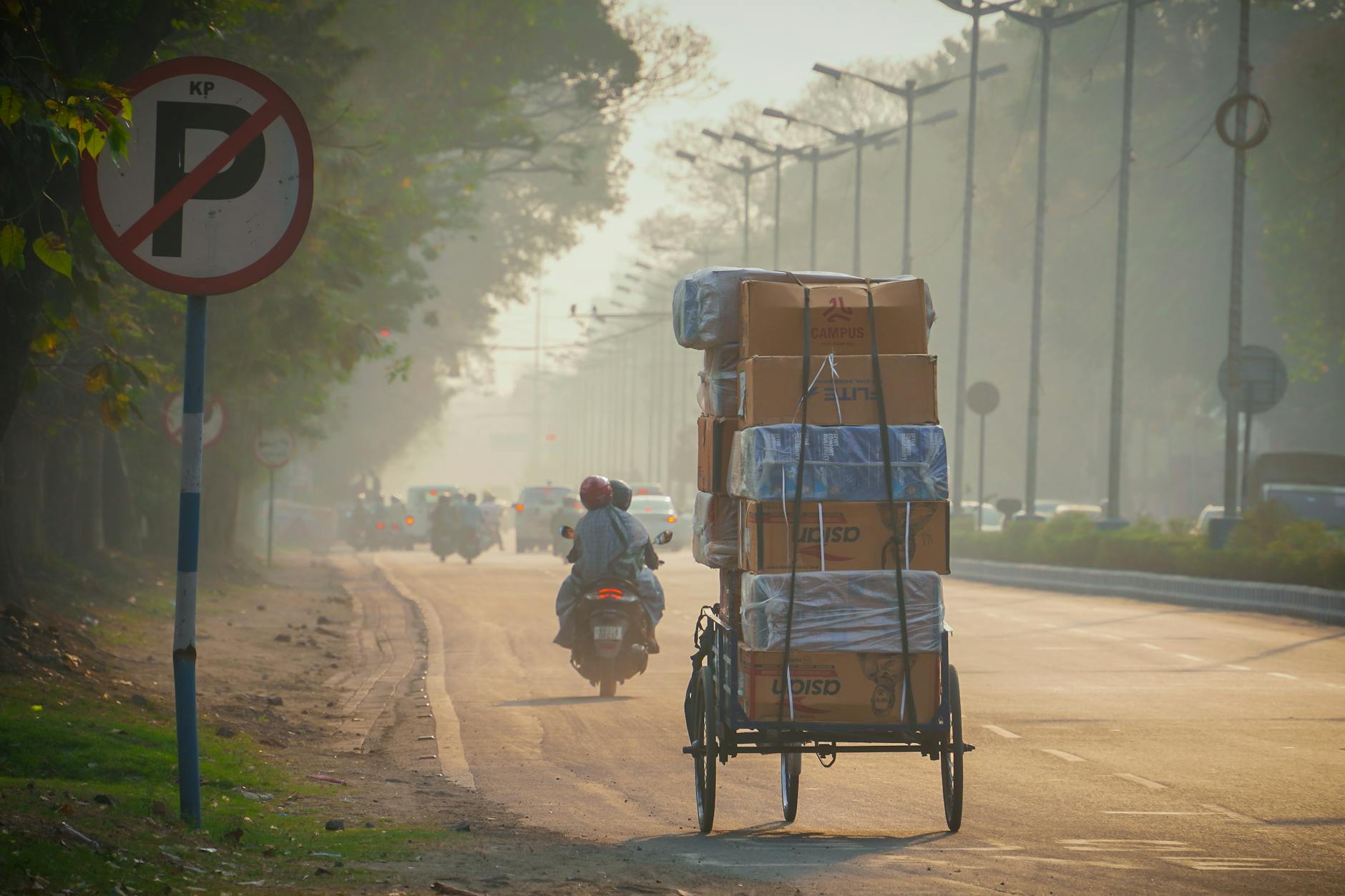 Trójkołowy rower dostawczy z paczkami na mglistiej ulicy bez parkowania