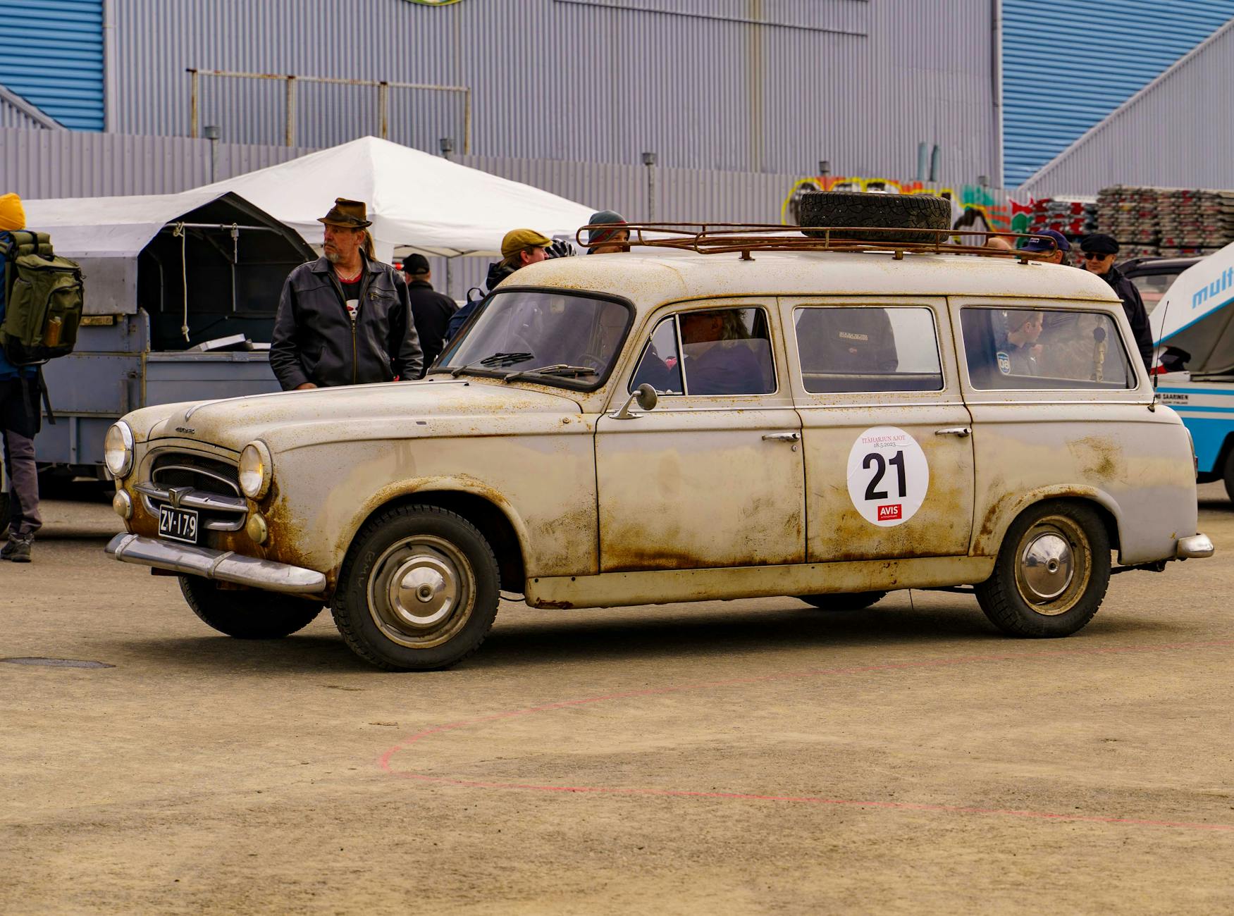 Zabytkowy samochód na rajdzie ulicznym w Turku