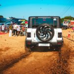 Jeep SUV jedzie w terenie podczas plenerowego wydarzenia offroadowego
