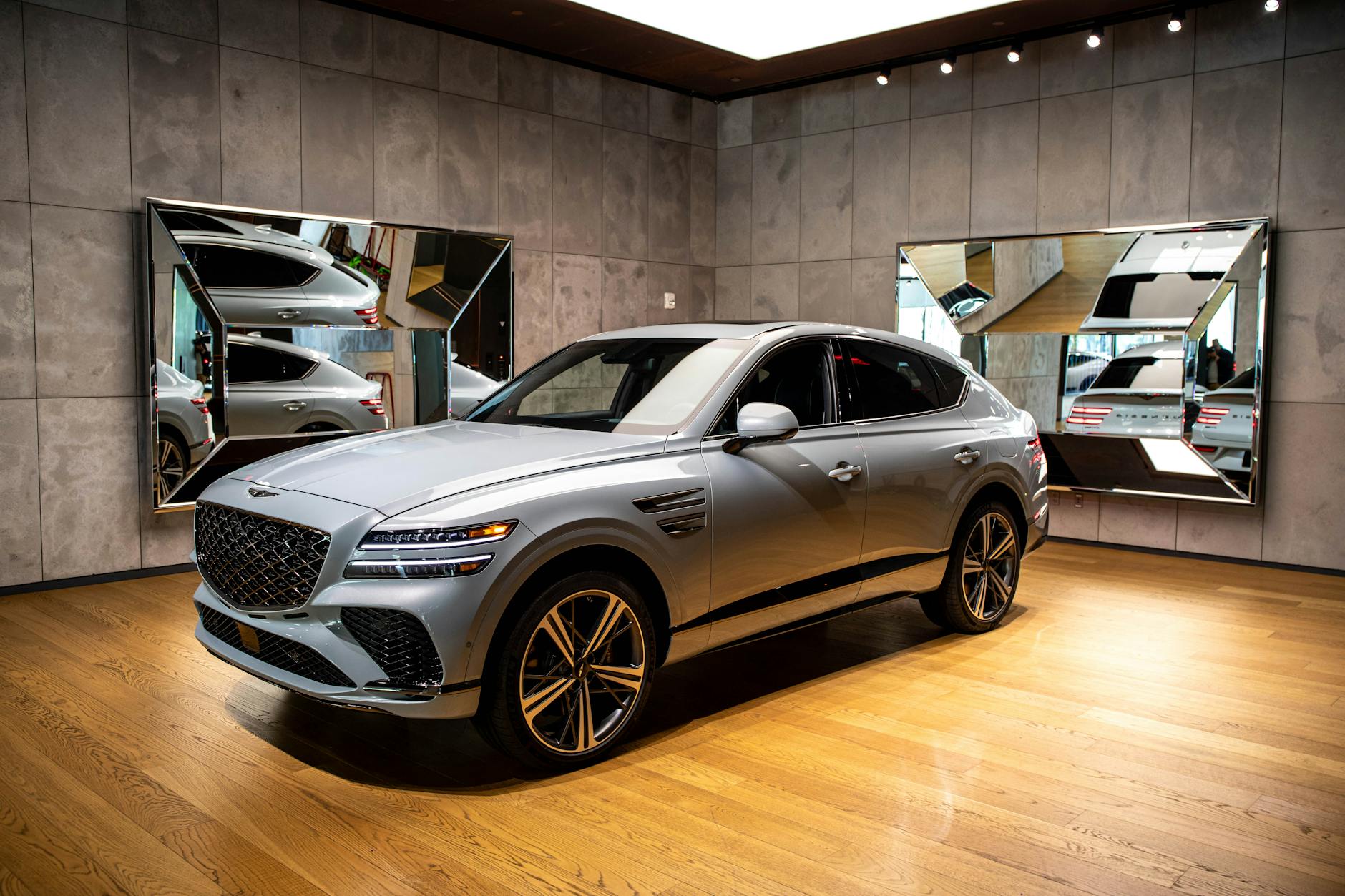 Luksusowy SUV Bentley w nowoczesnym salonie samochodowym