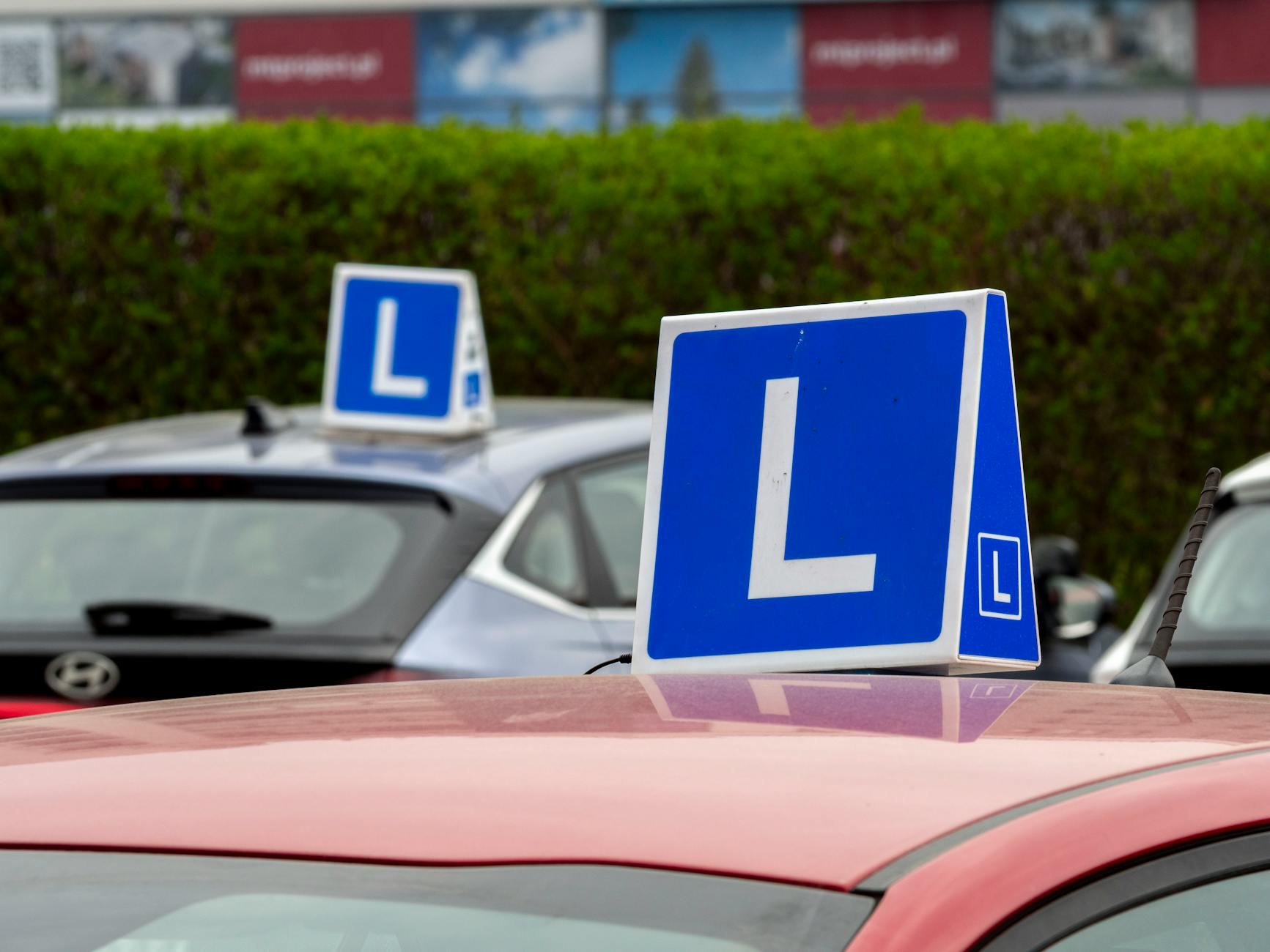 Samochody nauki jazdy zaparkowane na placu manewrowym we Wrocławiu