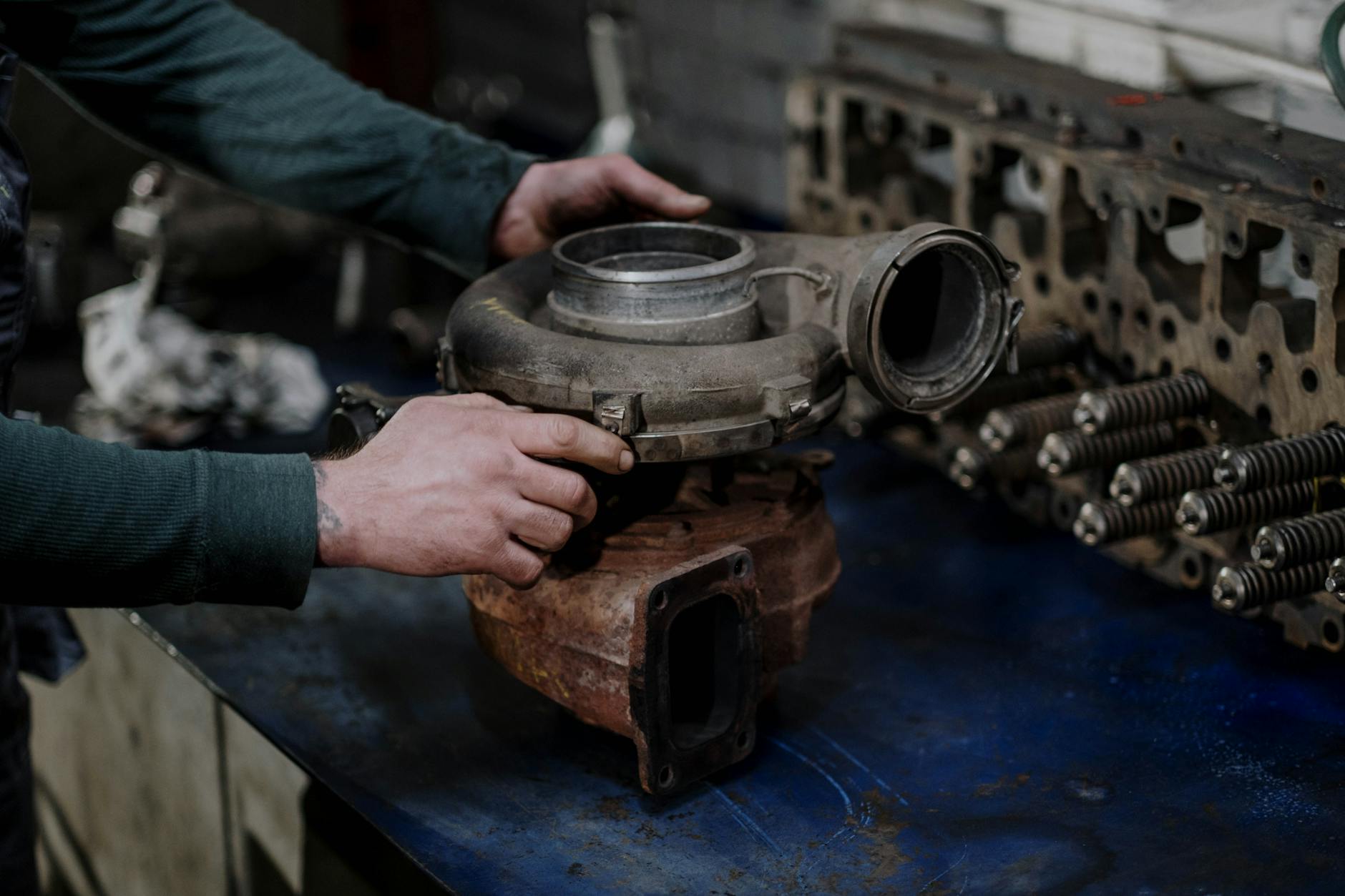 Mechanik naprawiający turbosprężarkę w warsztacie Mechanik naprawiający turbosprężarkę w warsztacie
