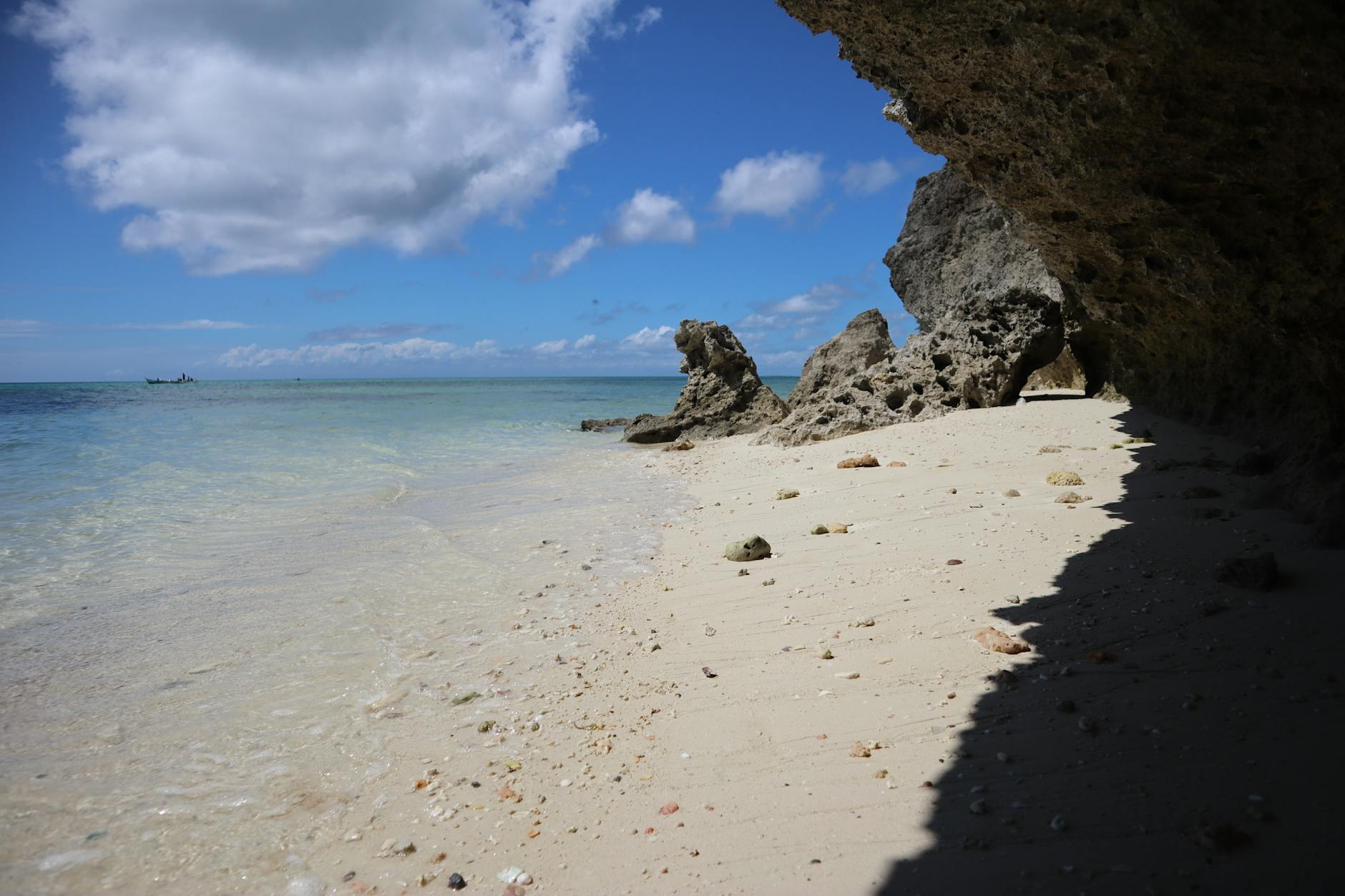 Skalista plaża na Koh Samui z turkusowym morzem i błękitnym niebem