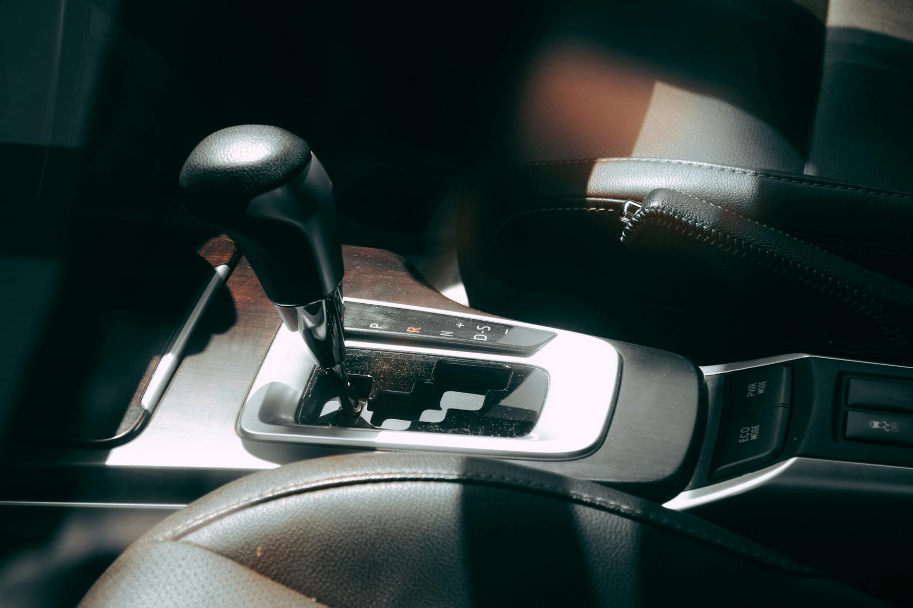 Wnętrze Cadillaca z widoczną dźwignią automatycznej skrzyni biegów Wnętrze Cadillaca z widoczną dźwignią automatycznej skrzyni biegów