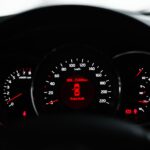 Deska rozdzielcza Citroëna z kontrolką ostrzegawczą i zegarami