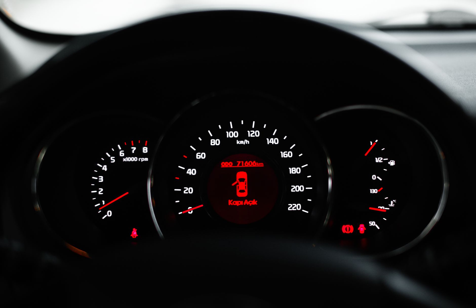 Deska rozdzielcza Citroëna z kontrolką ostrzegawczą i zegarami Deska rozdzielcza Citroëna z kontrolką ostrzegawczą i zegarami