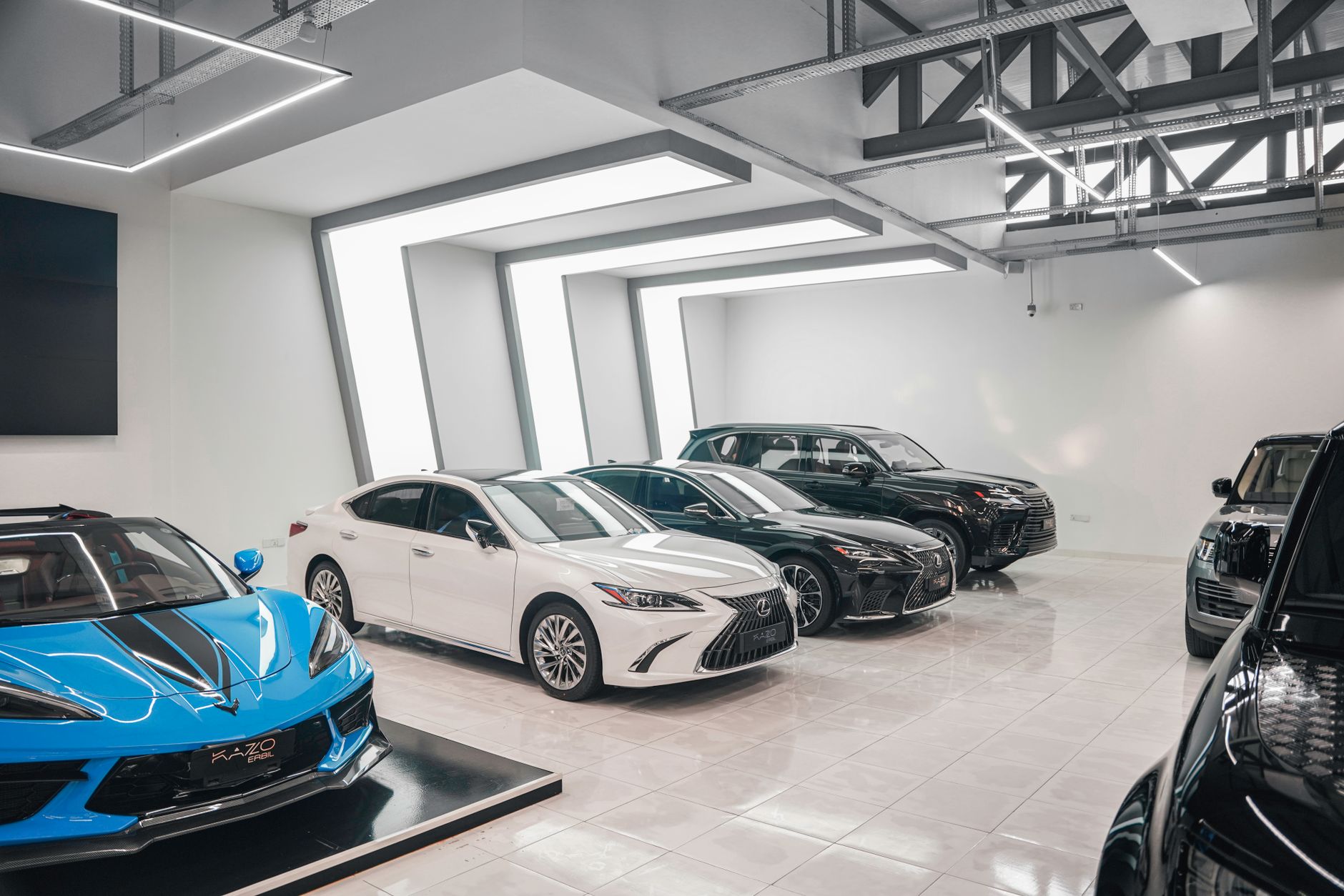 Luksusowe samochody Bentley w nowoczesnym salonie dealerskim