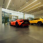 Luksusowe samochody sportowe Lamborghini w nowoczesnym salonie