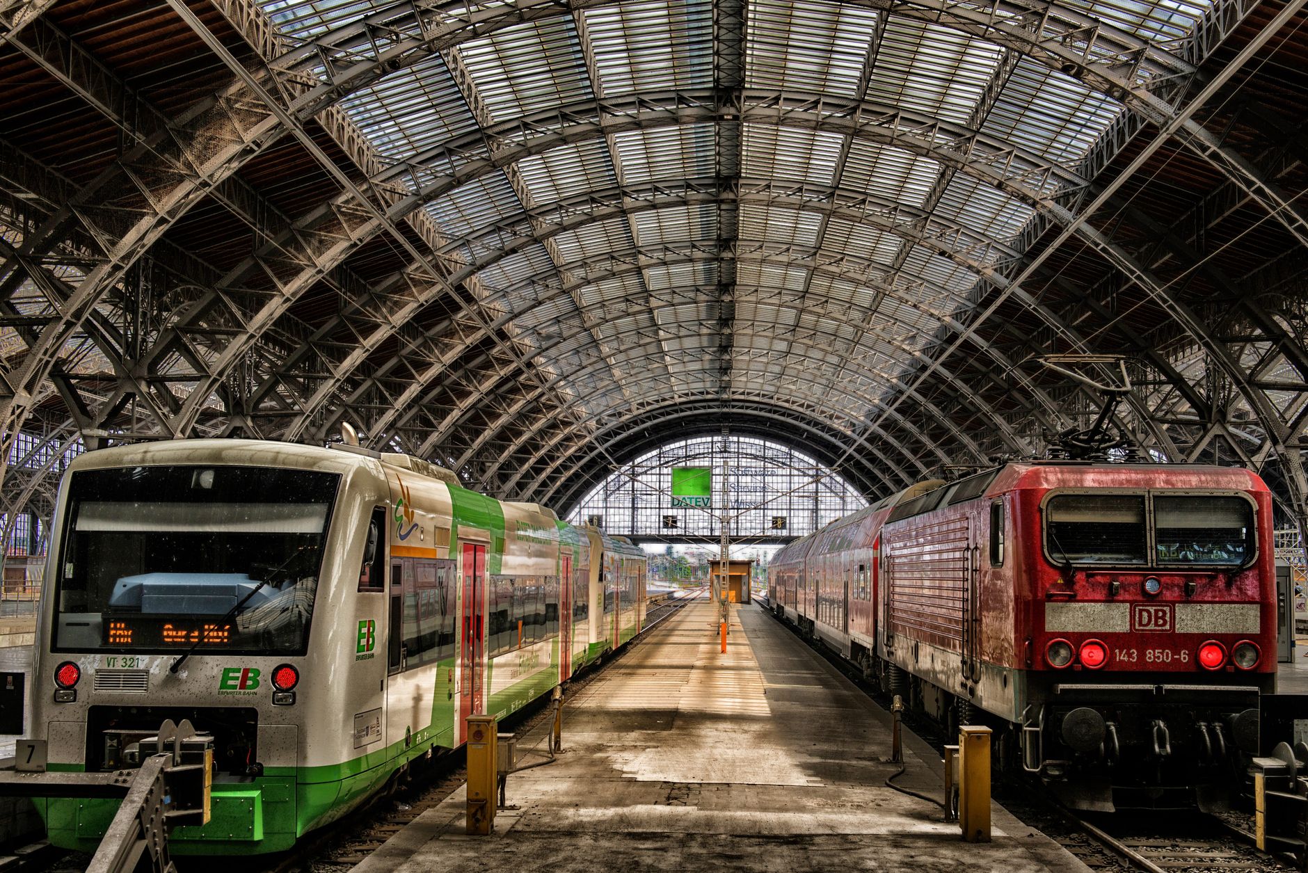 Pociągi na dworcu Leipzig Hauptbahnhof w zabytkowej hali peronowej
