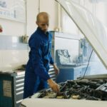 Które silniki bokser Subaru są najbardziej trwałe a których lepiej unikać Mechanik sprawdza silnik samochodu w warsztacie