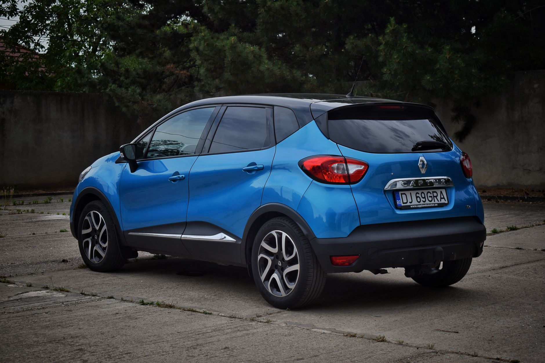 Niebieski crossover podobny do Changan CS35 zaparkowany na betonie