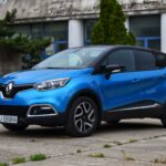 Test spalania Changan CS35 w mieście i trasie prawdziwe wyniki zamiast danych katalogowych Niebieski crossover przypominający Changan CS35 zaparkowany przed budynkiem