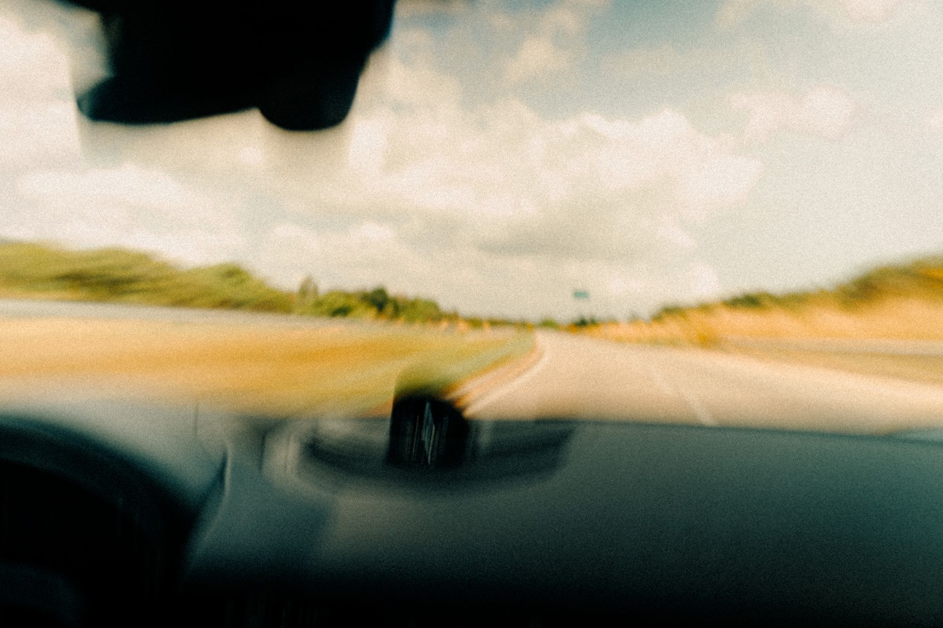 Widok przez przednią szybę Hondy na wiejską drogę w ruchu