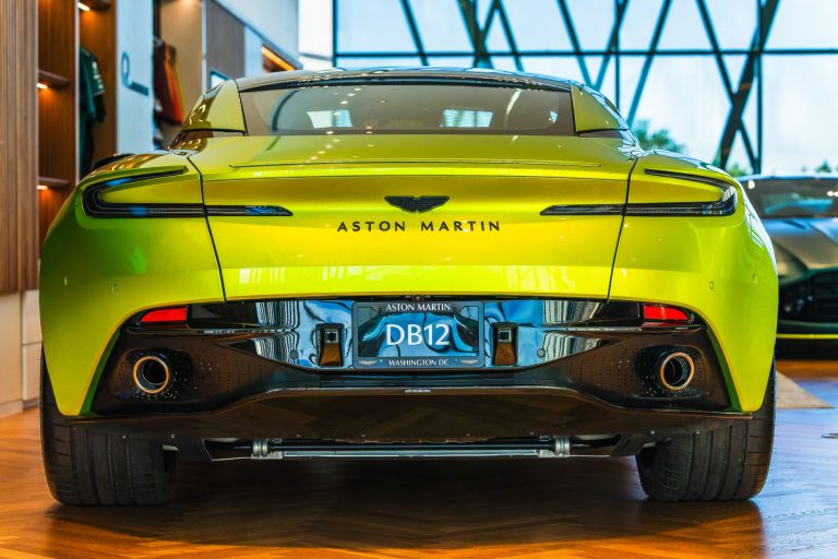 Aston Martin DB12 w eleganckim salon