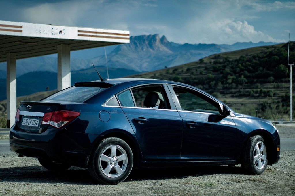 Chevrolet Cruze na stacji paliw na tle gór