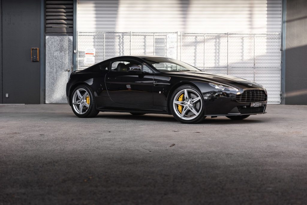 Czarny Aston Martin V